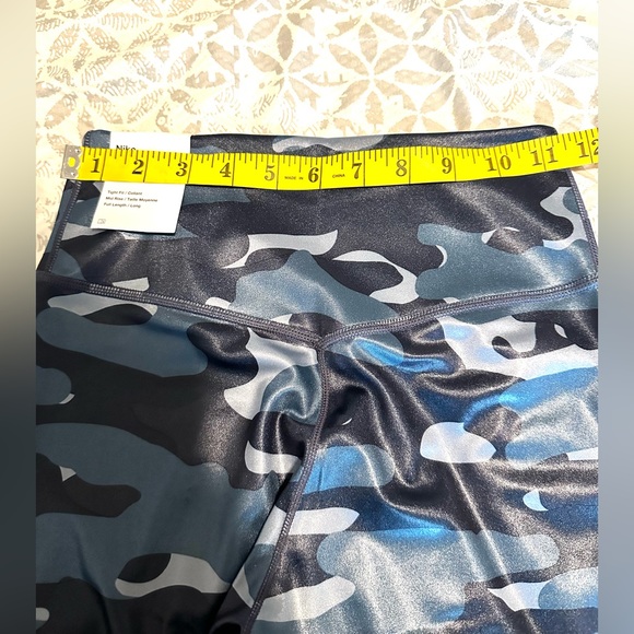 NWT Nike Dri-FIT Mid-Rise Camo Leggings - Size XS - Picture 5 of 10